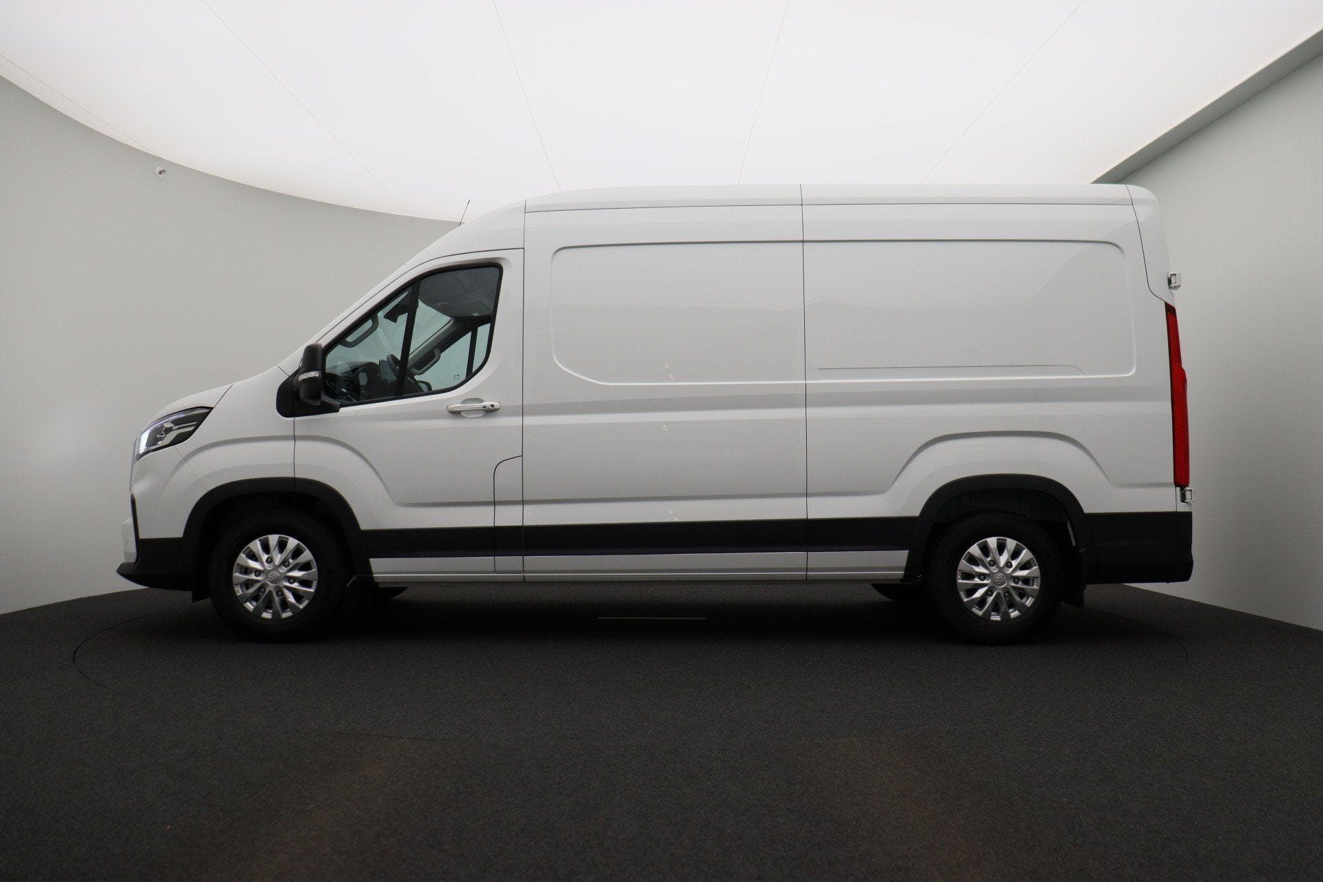 Maxus eDeliver 9 L3H2 89 kWh (bj 2025), Auto's, Bestelauto's, Stof, Zwart, 2640 kg, Maxus