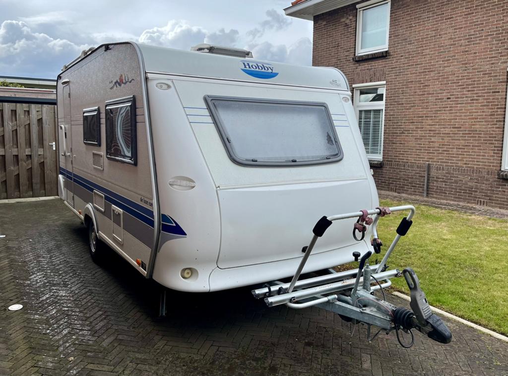 Hobby De Luxe Easy 440 SF met Voortent en luifel, Caravans en Kamperen, Caravans, Vast bed, Kachel, Hobby, Treinzit