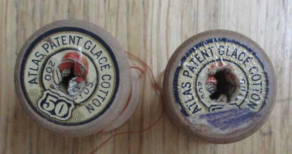 2 kleine oude houten klosjes atlas patent glace cotton garen, Ophalen of Verzenden, Garen of Naald(en)
