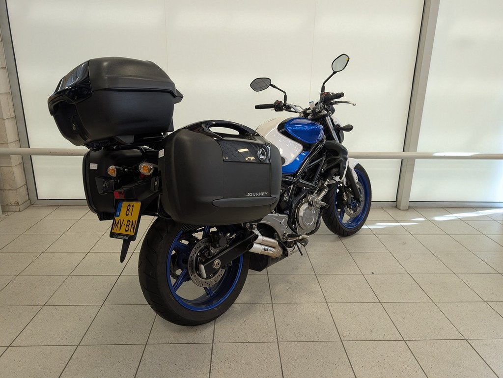 Suzuki GLADIUS 650 A (bj 2013), Motoren, Motoren | Suzuki, Lange Dreef 12
4131 NH  VIANEN, NL, Bedrijf, Nimag Suzuki B.V., Contact@louwmangroup.nl