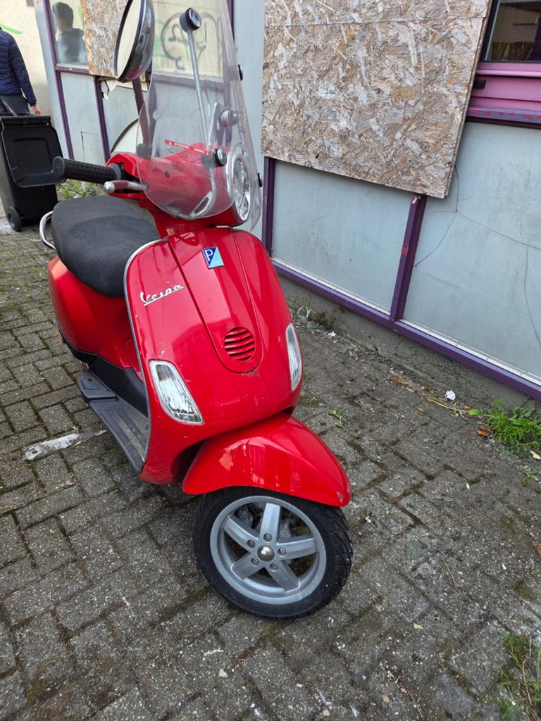 Vespa LX50 2 takt motor,  weinig gereden, werkt prima, Fietsen en Brommers, Scooters | Vespa, Ophalen, Zo goed als nieuw, Benzine