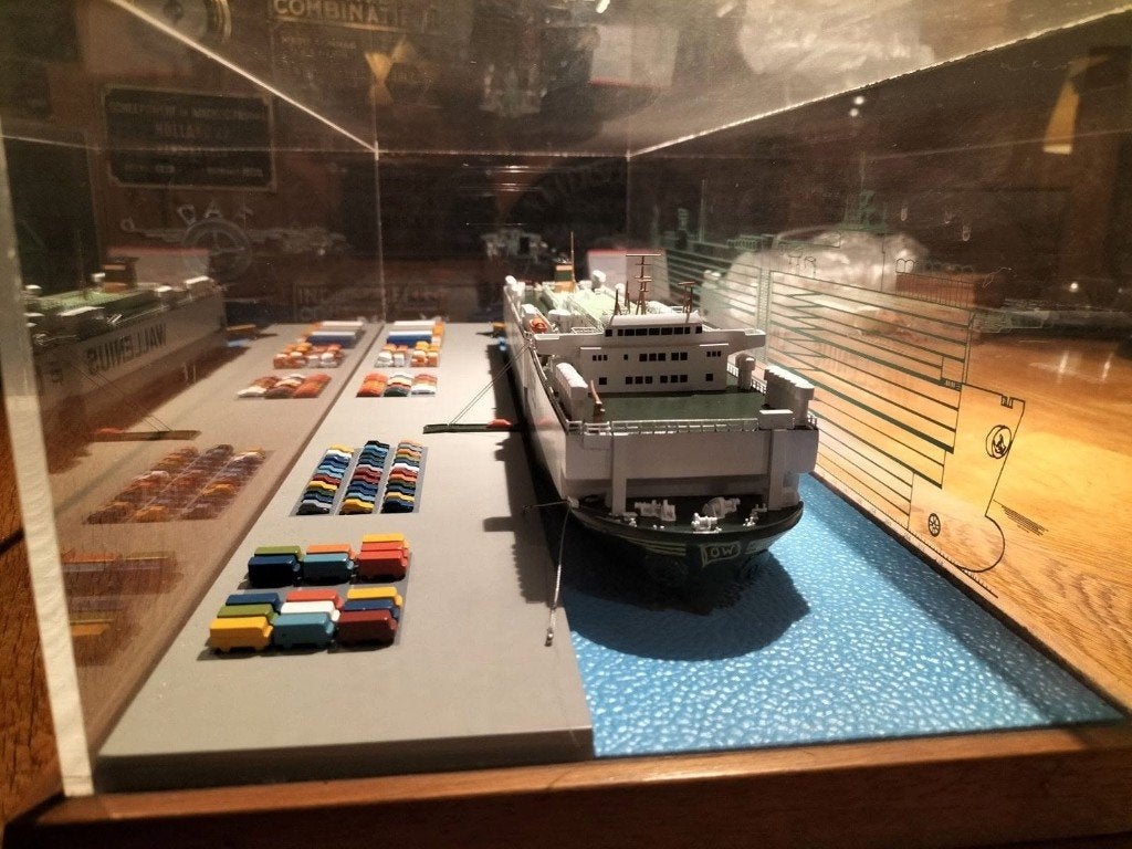 Mooi autoschip aan kade in vitrine, Ophalen of Verzenden, Zo goed als nieuw