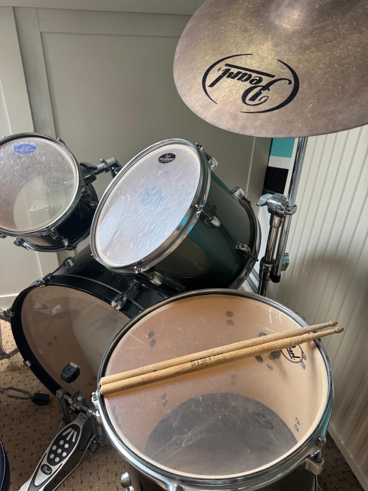Foto 3 van Pearl drumstel compleet met toebehoren en extra sticks