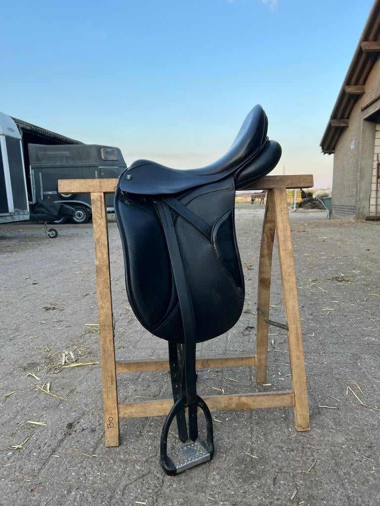 zadel Kingsley D1, Dieren en Toebehoren, Paarden en Pony's | Zadels, Ophalen, Zo goed als nieuw, Dressuur