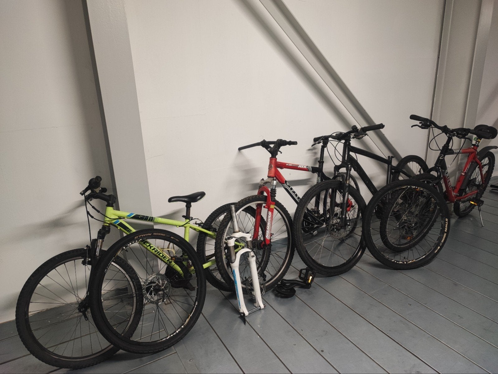 4 fietsen + onderdelen, Ophalen, Gebruikt