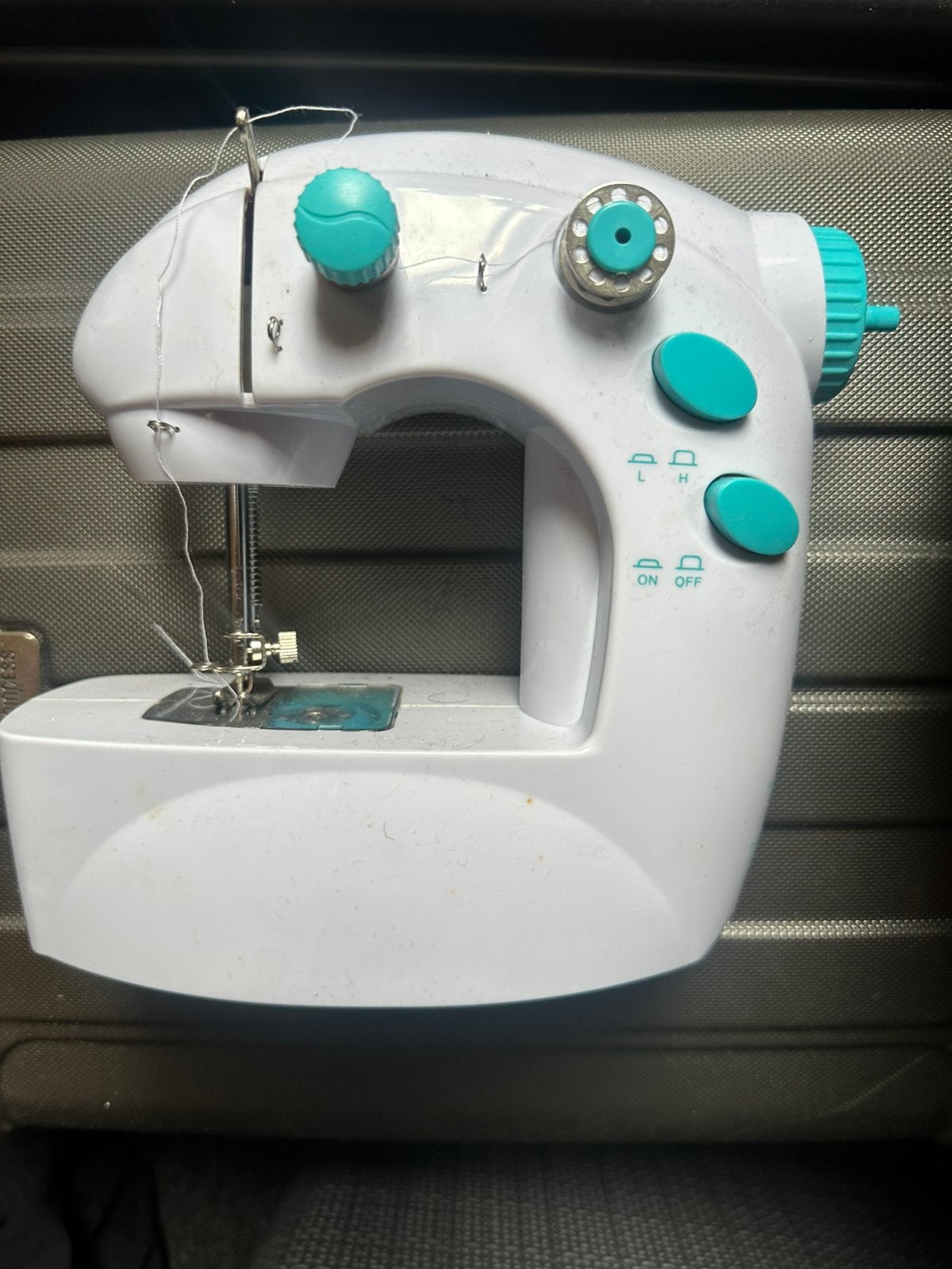 Super compacte elektronische naaimachine+ adapter, Ophalen, Gebruikt, Naaimachine, Overige merken