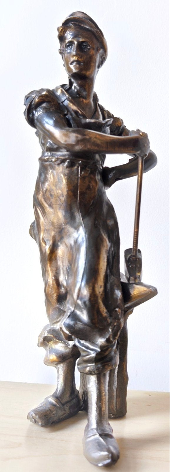 Bronzen beeld van een smidse vrouw, Antiek en Kunst, Ophalen of Verzenden, 20 - 50 cm, Beeld, Bruin