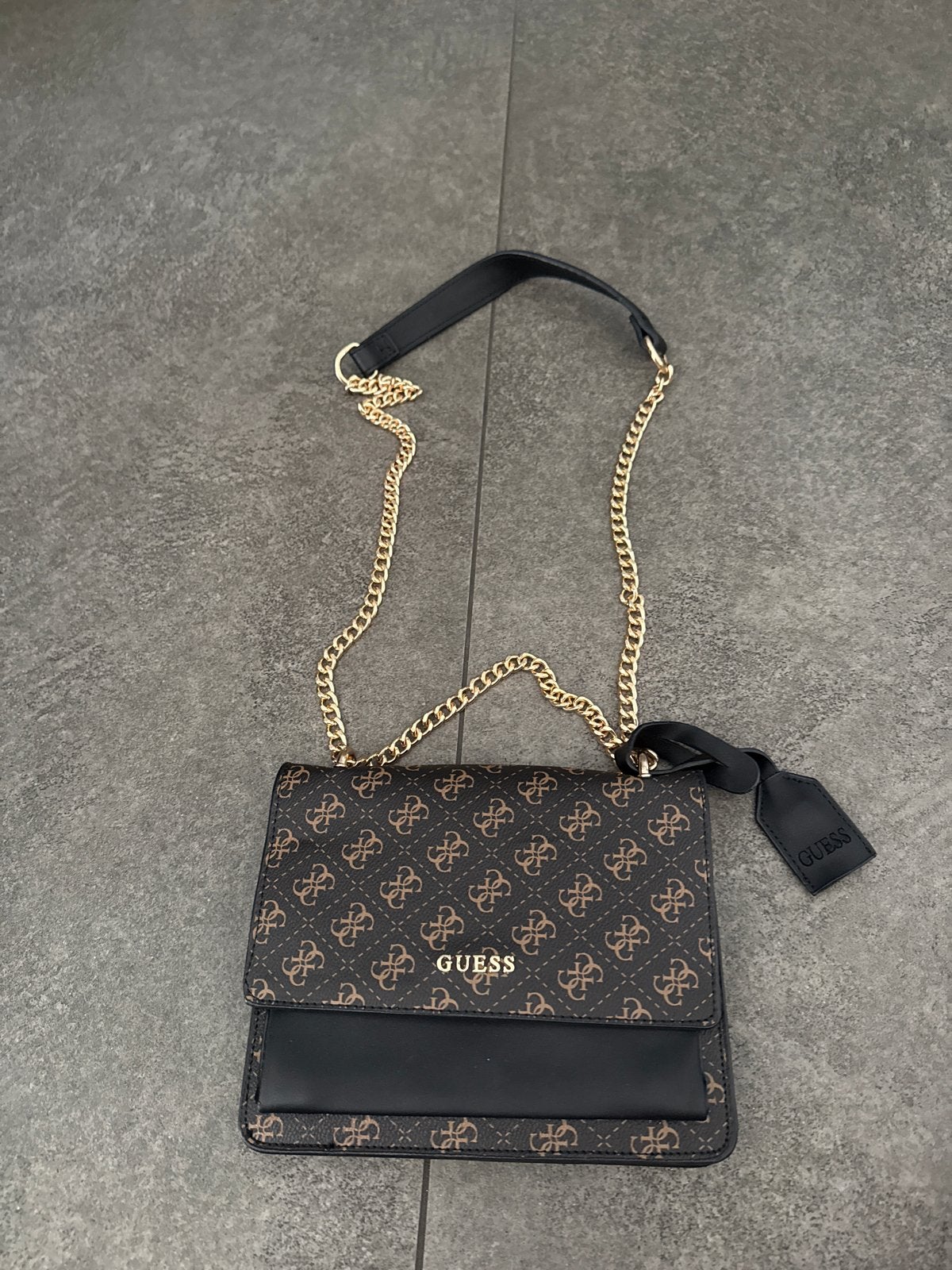 Guess zwart met bruin Schoudertas met Goudkleurige Ketting, Ophalen of Verzenden, Zo goed als nieuw, Zwart, Schoudertasje