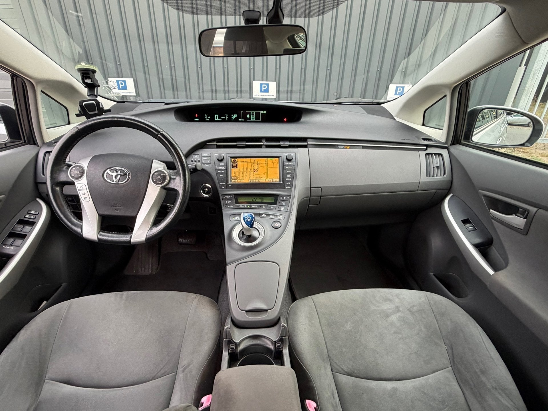 Toyota Prius 1.8 Dynamic|Camera|Trekhaak|Navi|Head-UP|Massag, Gebruikt, 4 cilinders, Bedrijf, Prius