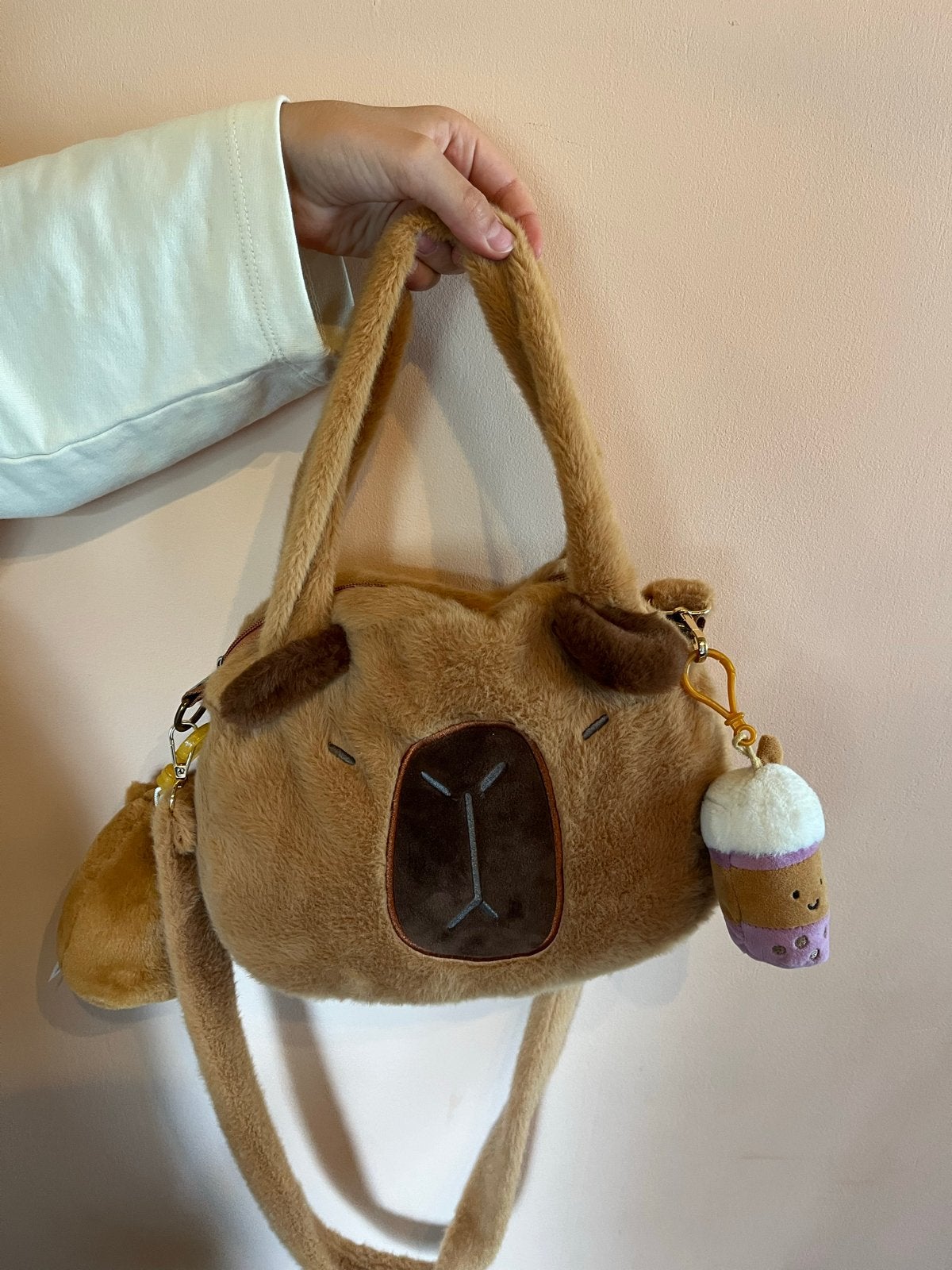 Capibara knuffels, tasje en armklemknuffel, Gebruikt, Overige typen, Ophalen of Verzenden, Middelgroot (20 tot 80 cm)