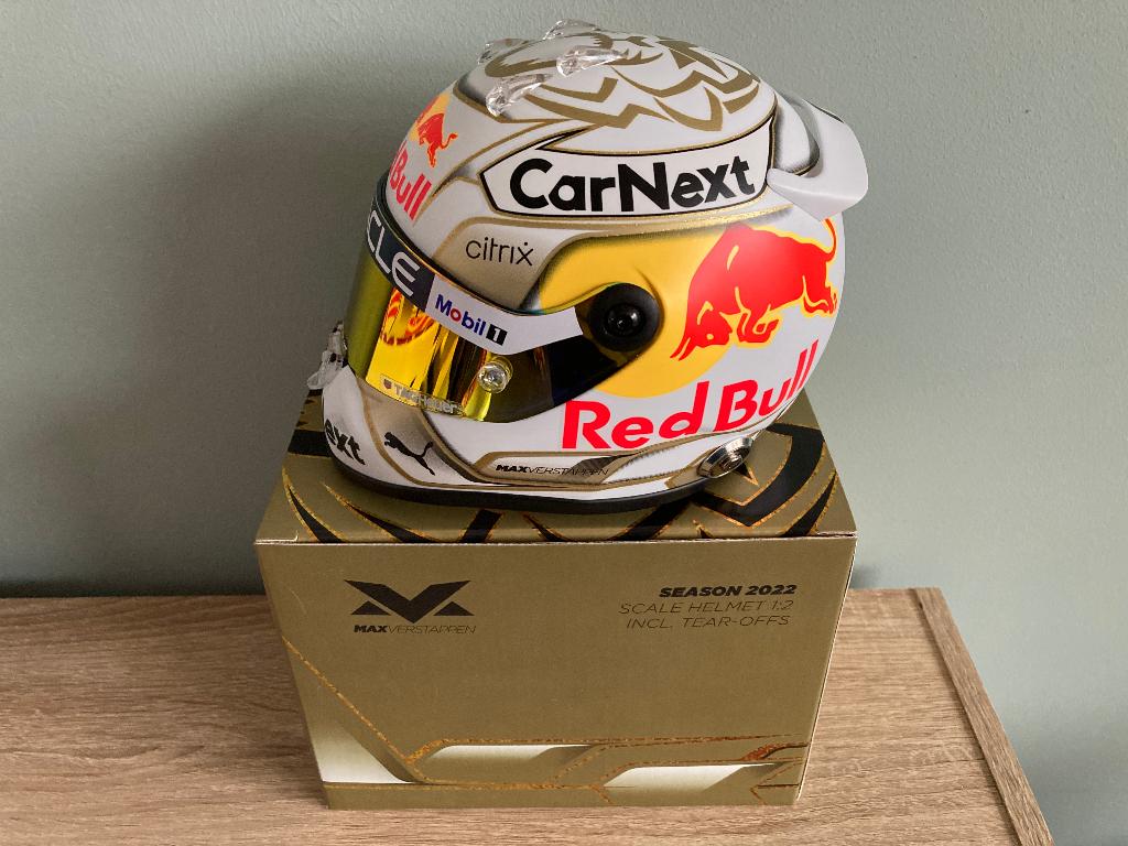 ✅ Max Verstappen 1:2 helm 2022 Fanshop Red Bull Racing RB18, Verzamelen, Automerken, Motoren en Formule 1, Nieuw, Formule 1, Ophalen of Verzenden