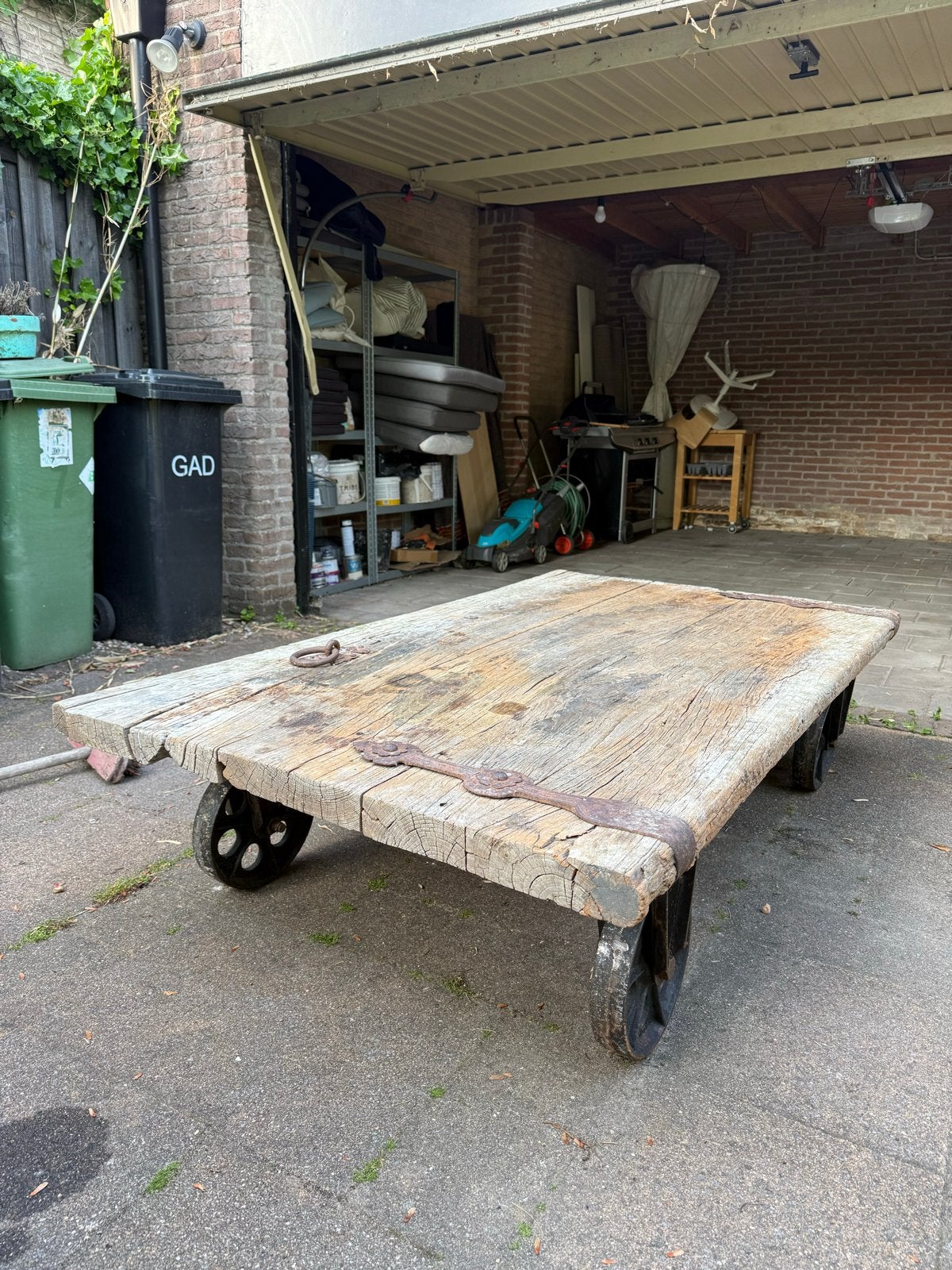 Unieke industriële salontafel op wielen, Ophalen