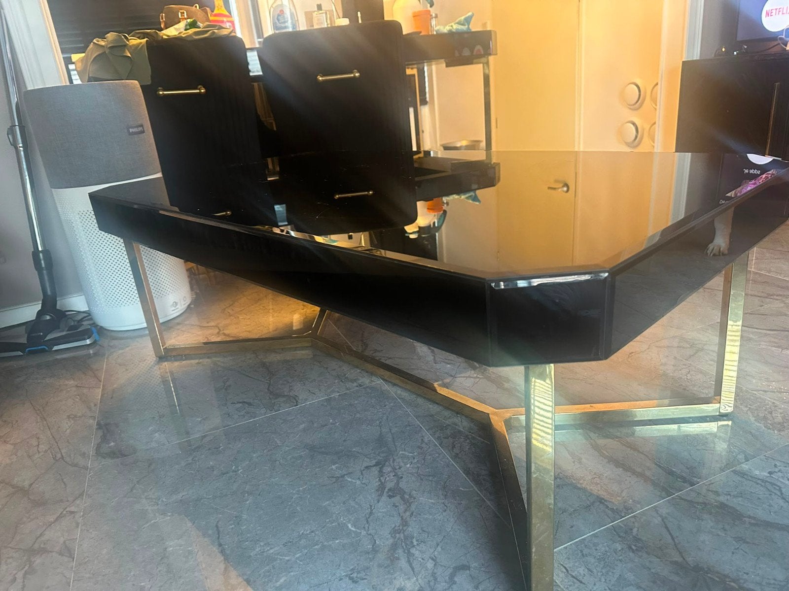 Gouden en zwarte tafels, stoelen en lederen bank, Gebruikt, Driepersoons, Ophalen of Verzenden, Rechte bank