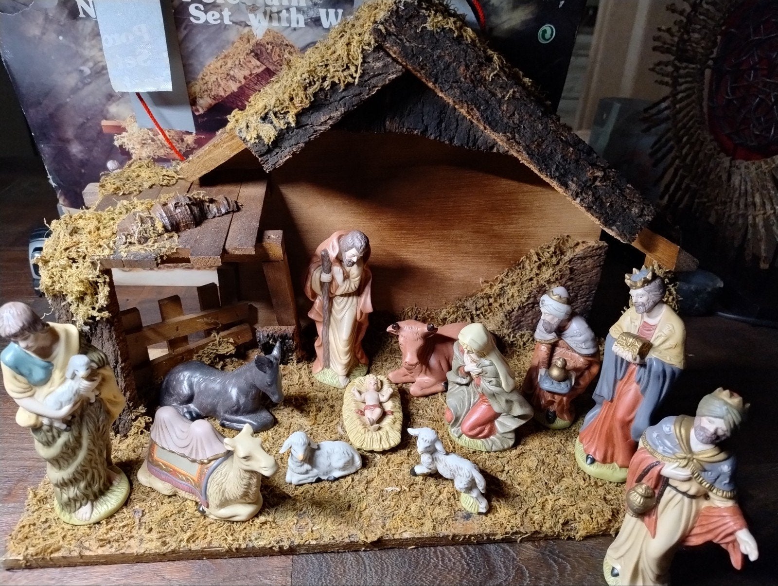 Complete kerststal met houten stal en diverse figuren., Ophalen of Verzenden, Gebruikt