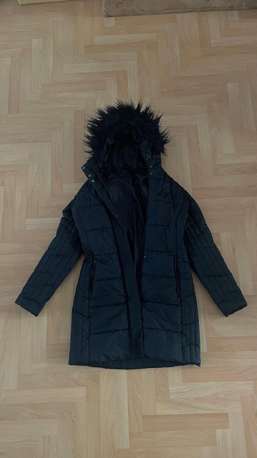 Zwarte winterjas met bontkraag, Ophalen of Verzenden, Zo goed als nieuw, Maat 38/40 (M), Zwart