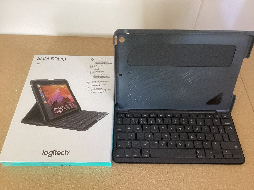 2x Logitech slim folio keyboard case IPad 5e en 6e gen., Gebruikt, Logitech, Bescherming voor- en achterkant, Ophalen