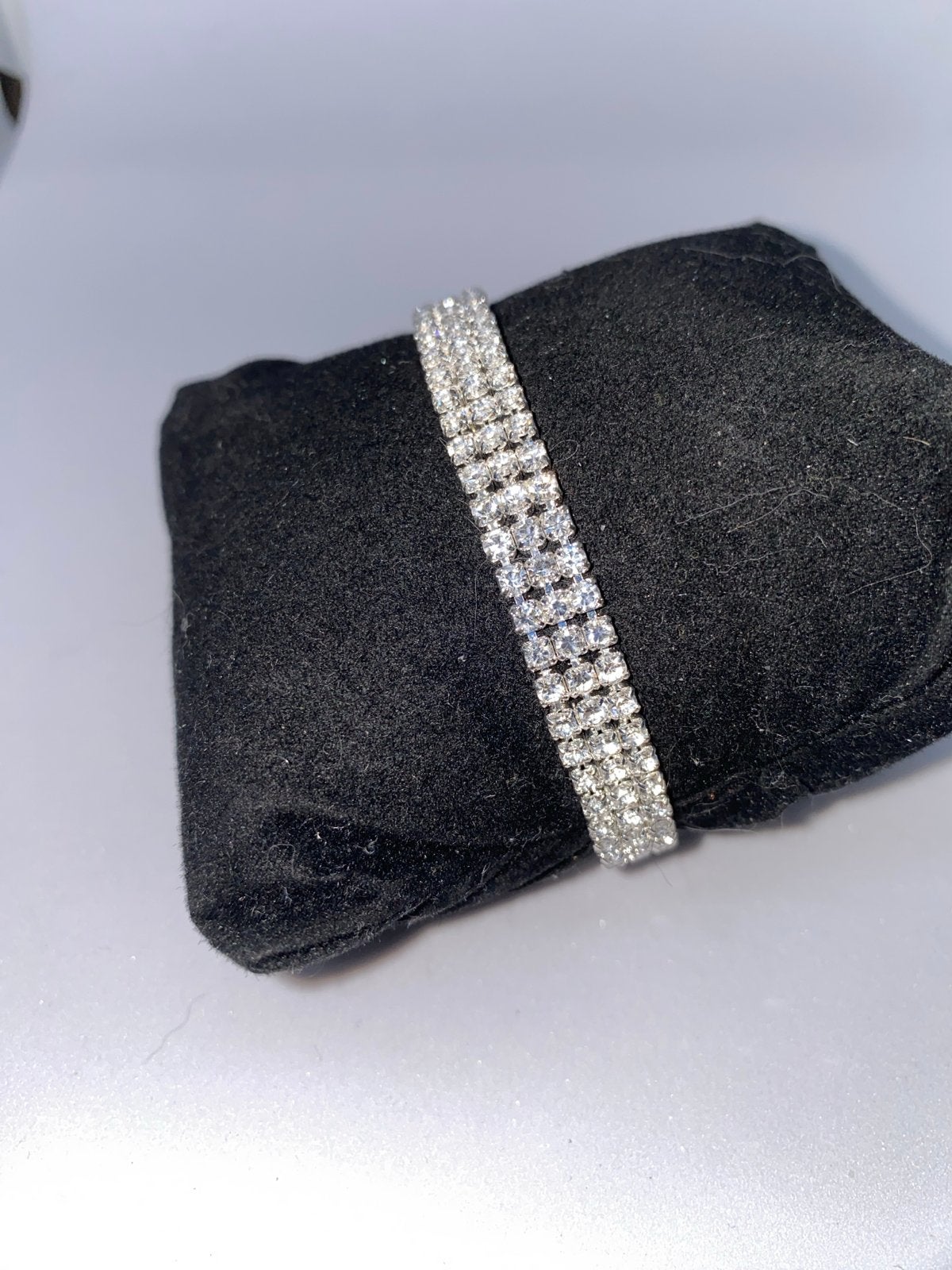 Verzilverde Armband met 3 Lagen Strass/Kristallen - Verstelb, Met kristal, Overige materialen, Nieuw, Ophalen of Verzenden