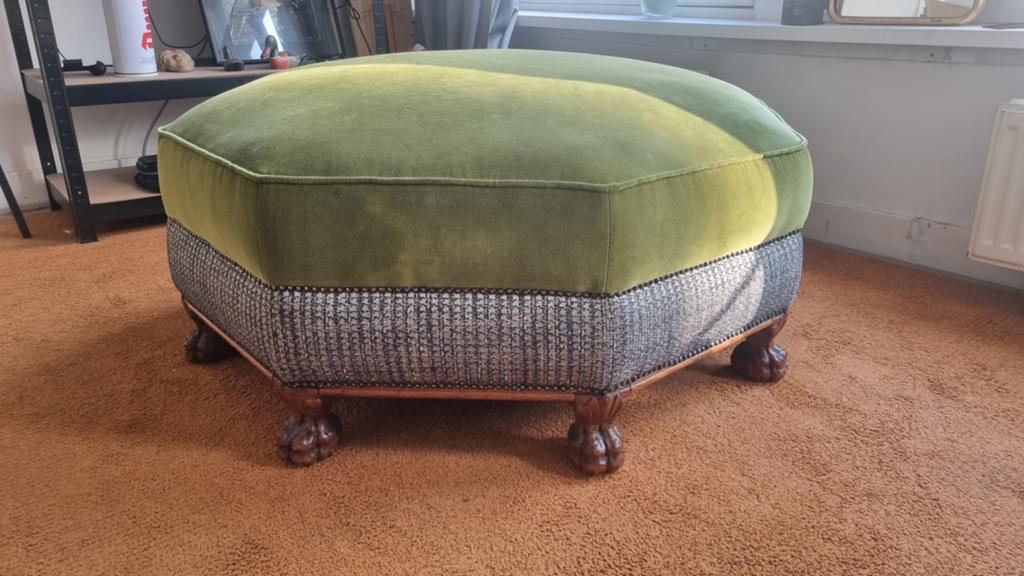 Vintage poef/hocker - Groen velours met houten poten, Ophalen of Verzenden, Zo goed als nieuw, Overige vormen, Hout