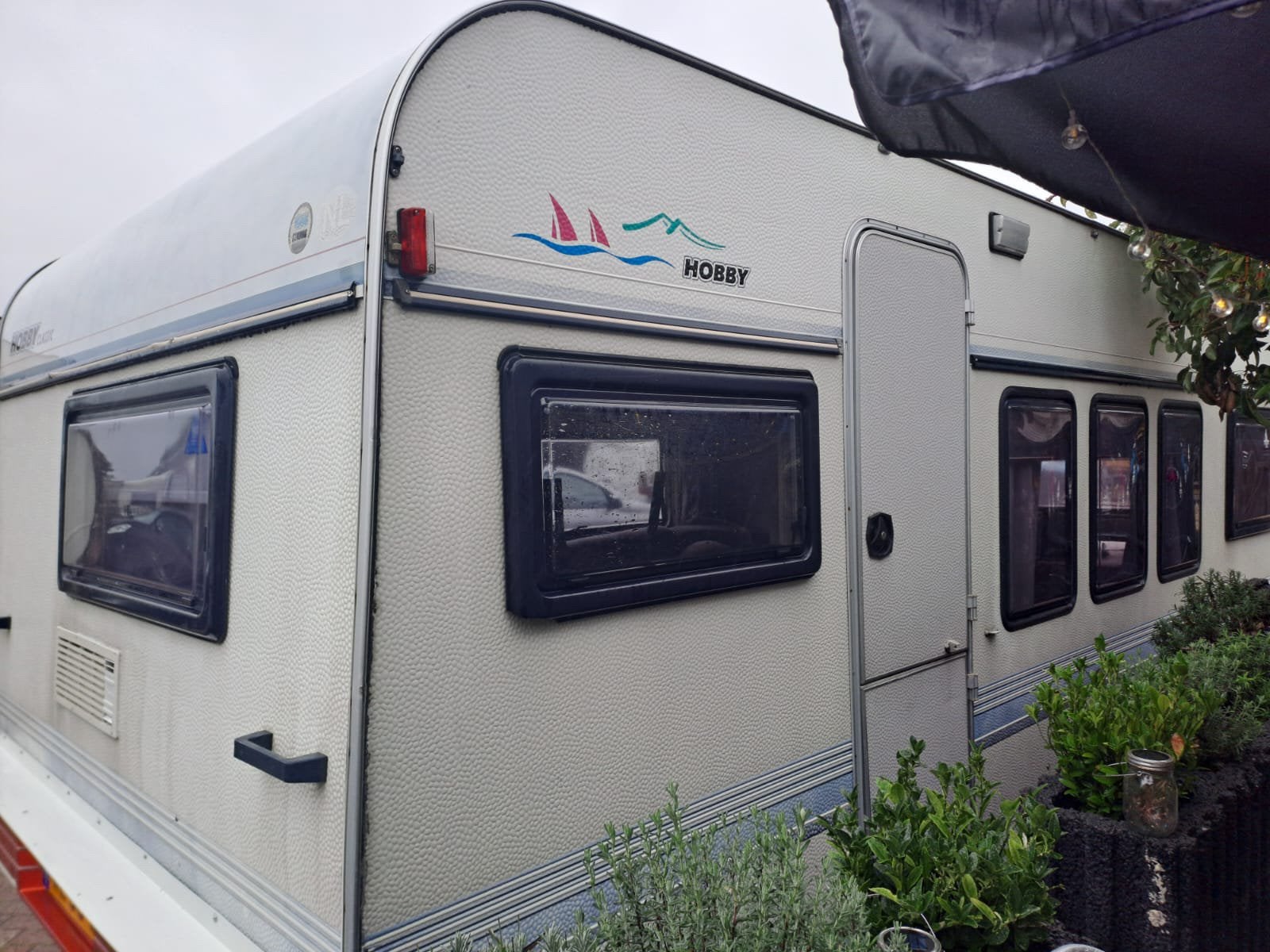 Leuke Hobby 520TN MET VOORTENT en SLAAPCABINE!, Caravans en Kamperen, Rondzit, Hobby, Kluisje, Bedrijf