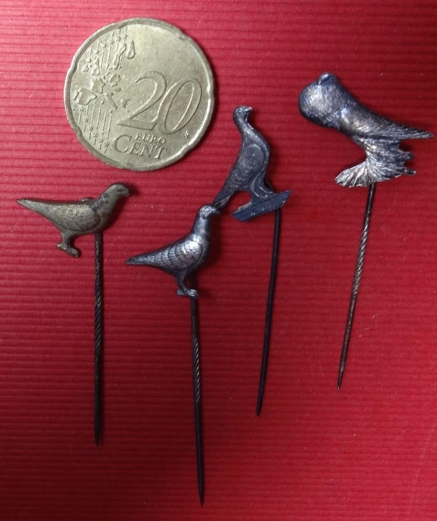 4x zeer oude speldjes van Sierduiven en Postduiven   (26-1), Ophalen of Verzenden, Gebruikt, Dier of Natuur, Speldje of Pin