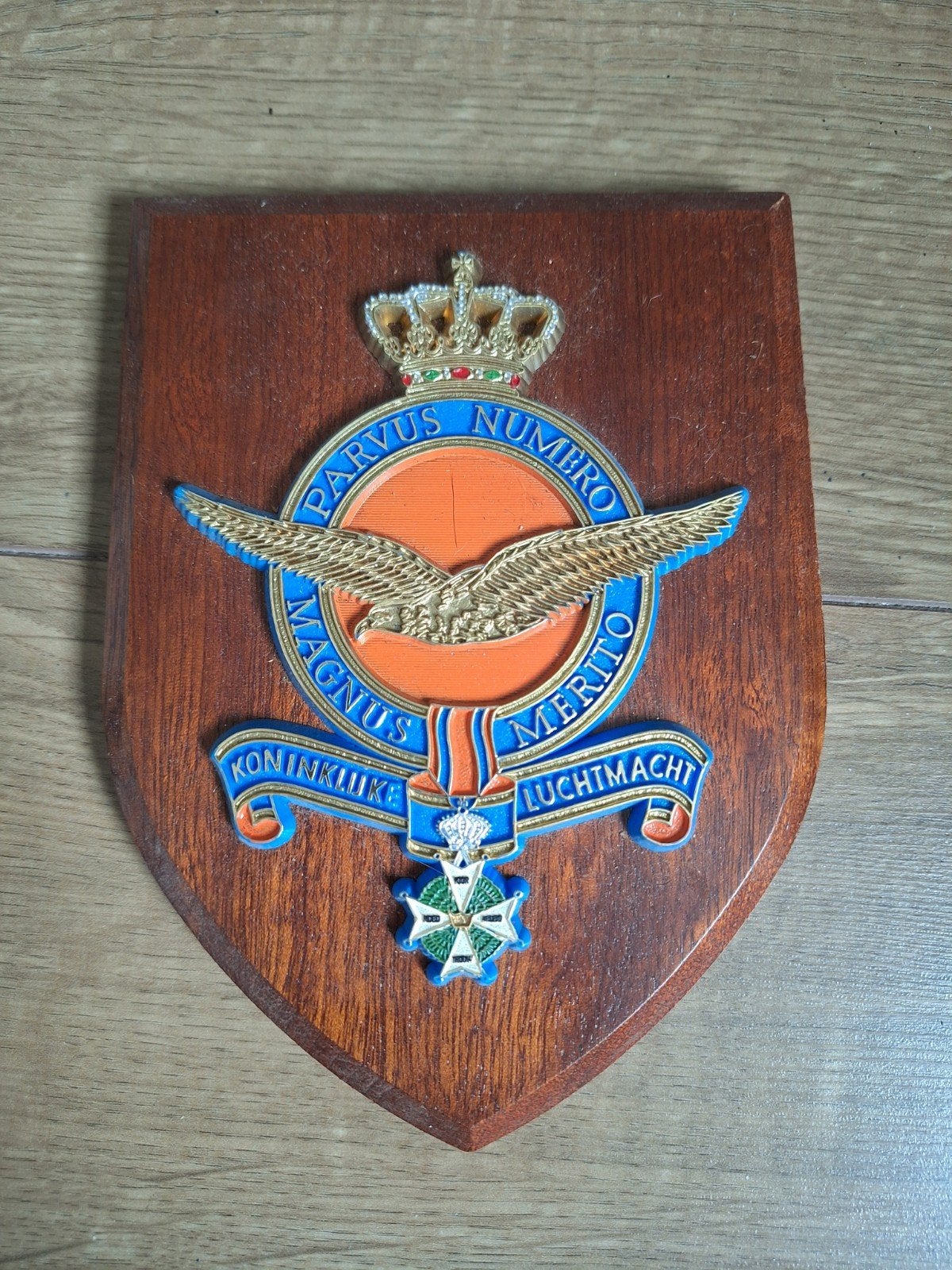 11 militaire emblemen op houten schildjes, Ophalen of Verzenden, Luchtmacht, Nederland, Embleem of Badge