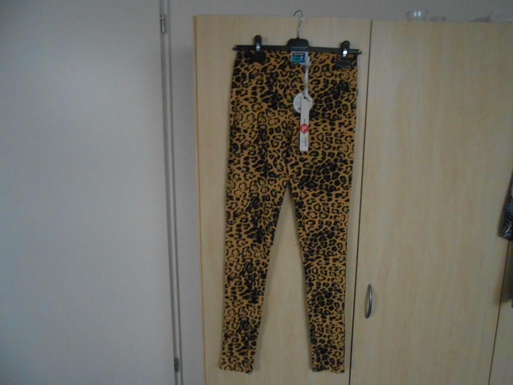 Nieuwe panter print legging maat 164 van Raizzed, Broek, Meisje, Nieuw, Ophalen of Verzenden