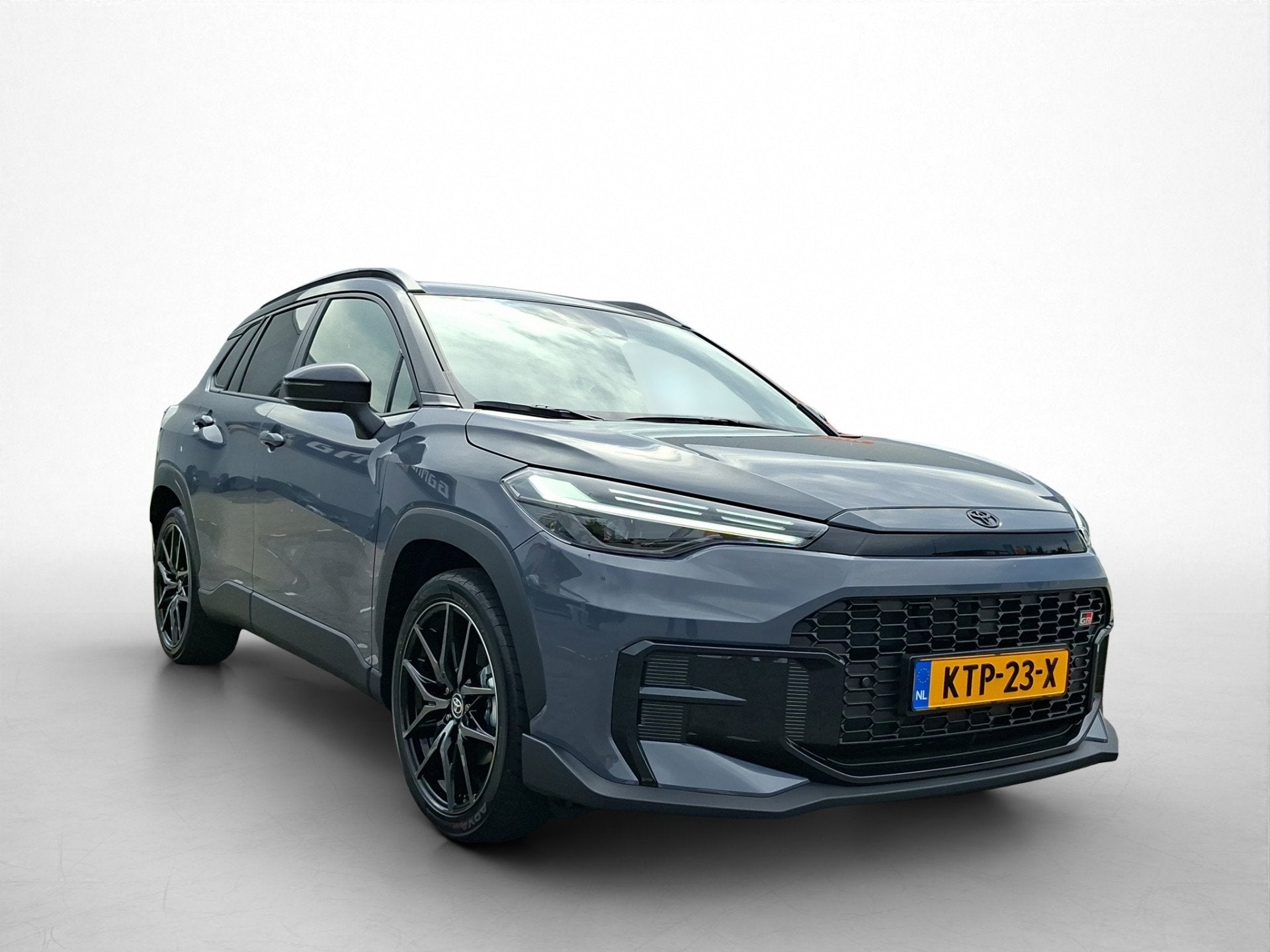 Toyota Corolla Cross Hybrid 180 GR Sport (bj 2026), Auto's, 4 cilinders, 179 pk, Leder en Stof, 1415 kg