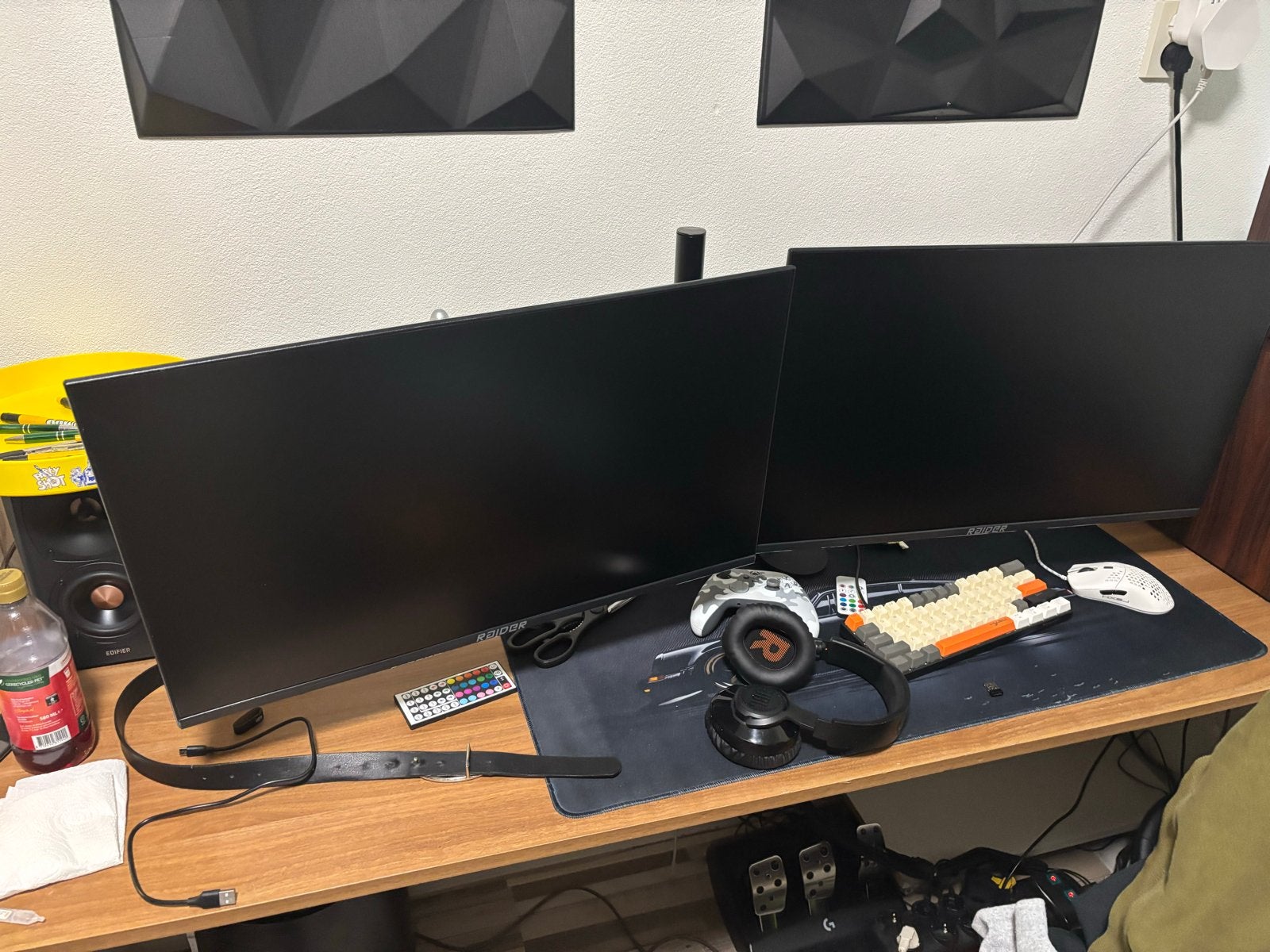 Raider Gaming Monitor - Perfect voor Gaming Setup. + statief, 3 tot 5 ms, Kantelbaar, 101 t/m 150 Hz, Full HD