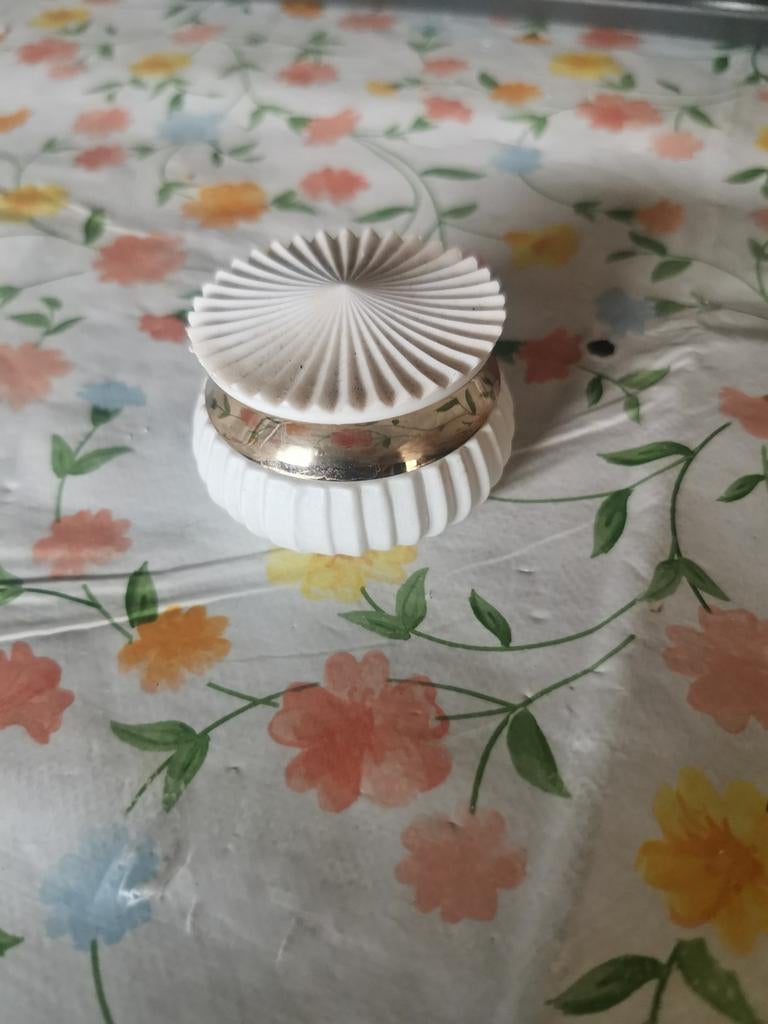 Leeg vintage Avon Nearness crème potje, Gebruikt, Gehele gezicht, Wit, Ophalen of Verzenden
