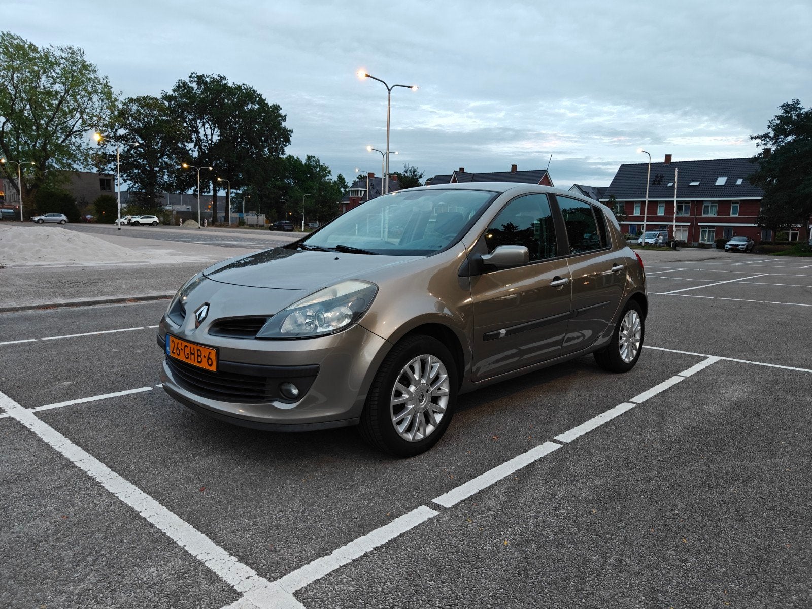 Renault Clio AUTOMAAT 1.6 16V  5-DEURS, Auto's, Zwart, 4 cilinders, 1165 kg, Automatische klimaatregeling