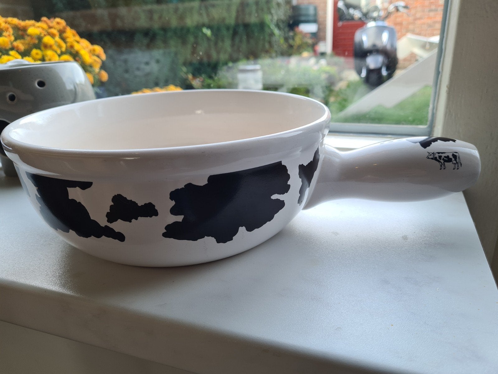 Grote fondue pan in goede staat met koe motief en koe, Ophalen of Verzenden, Gebruikt, Overige stijlen