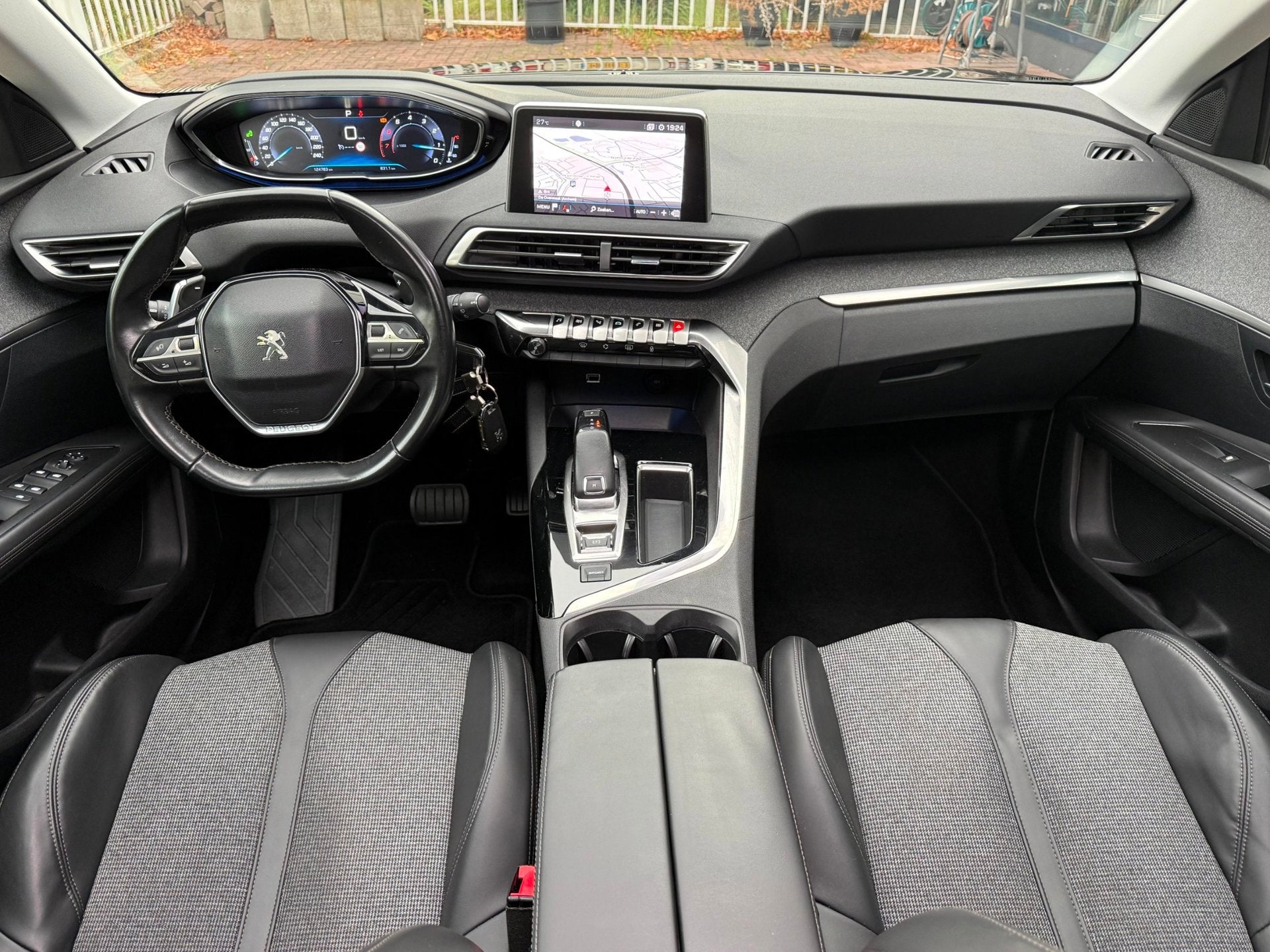 Peugeot 3008 1.2 PureTech Allure | Automaat | Pano | CarPlay, Gebruikt, 1199 cc, Leder en Stof, Zwart