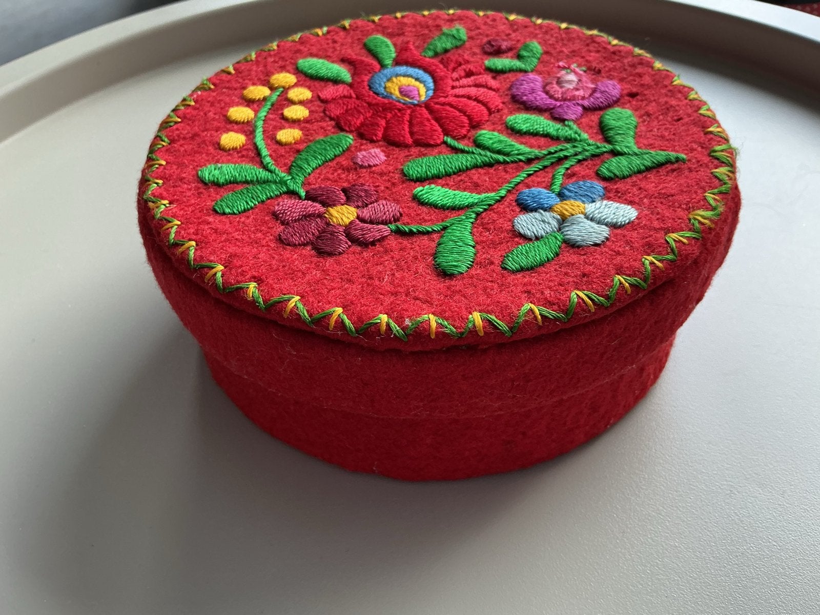 Rood Geborduurde Vilten Doos - Handgemaakt, Overige stijlen, Ophalen of Verzenden, Zo goed als nieuw, Rood