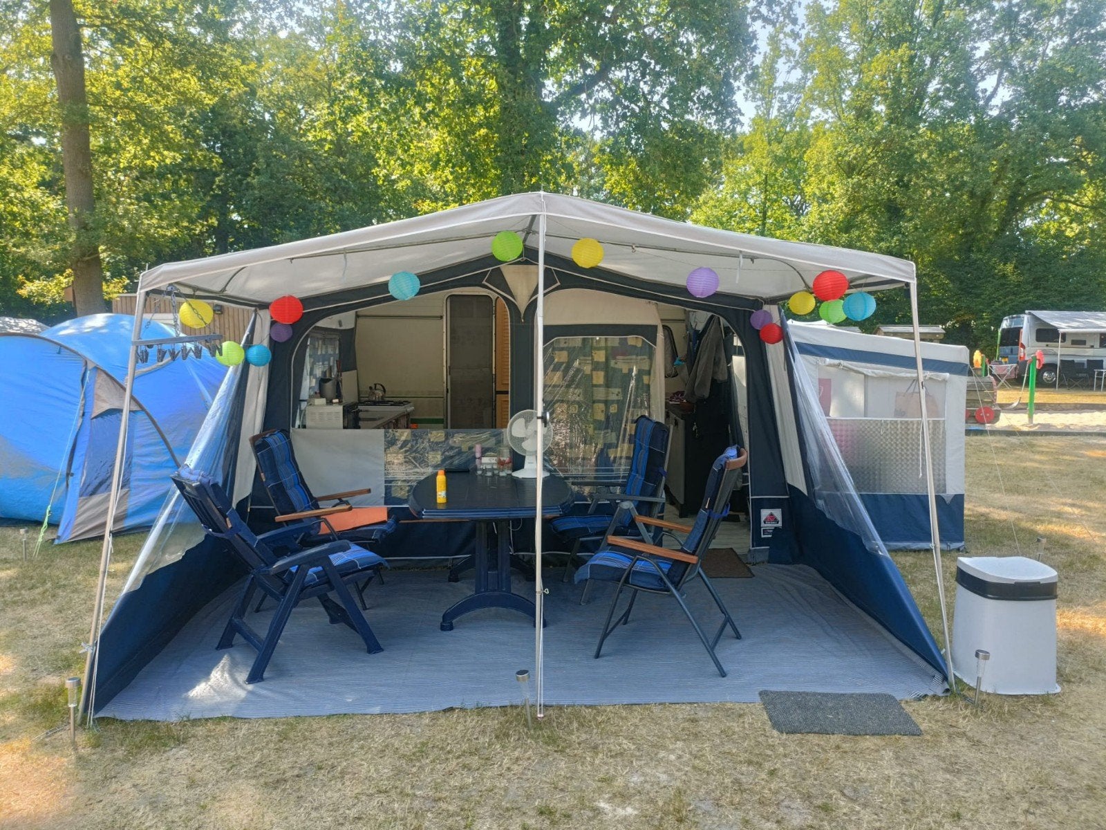 Ruime en complete Chateau la car 400 caravan met voortent, Treinzit, Particulier, Luifel, 500 - 750 kg