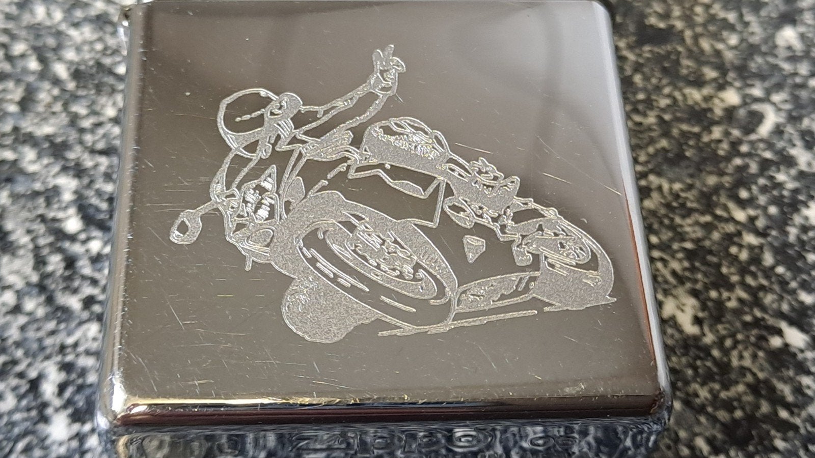 Zippo aansteker met motorrijder gravure, Gebruikt, Onbekend, Ophalen of Verzenden, Zippo