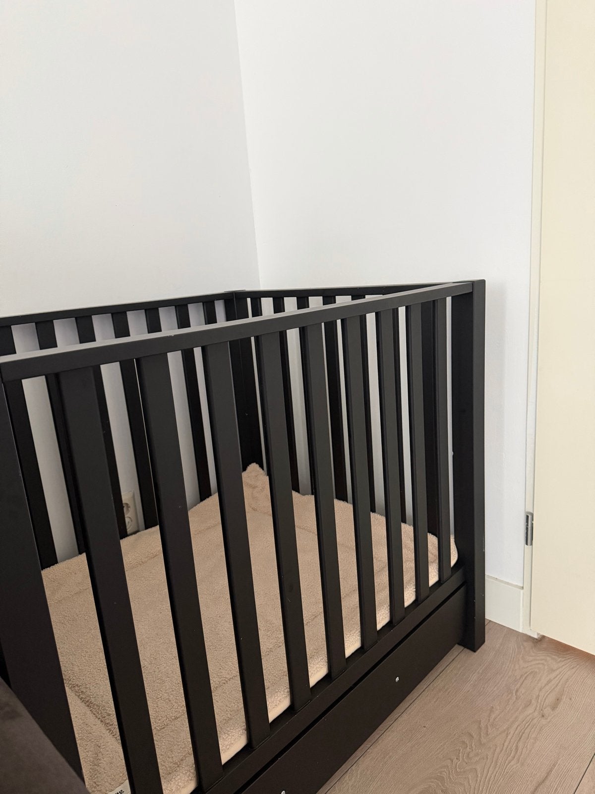 Europe Baby Casper II box zwart met Jollein teddy boxkleed, Ophalen, Zo goed als nieuw, Vierkant, In hoogte verstelbaar