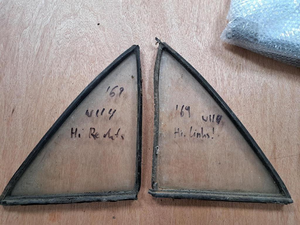 Mercedes W114 W115 /8 deurruit achter driehoek links/rechts, Auto-onderdelen, Ophalen of Verzenden, Gebruikt, Mercedes-Benz