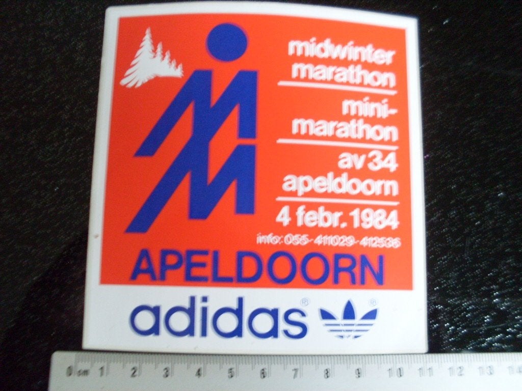 sticker midwinter marathon av34 apeldoorn 1984 adidas logo, Verzenden, Zo goed als nieuw, Bedrijf of Vereniging