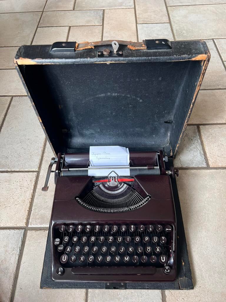 Vintage typmachine Olympia plana, Diversen, Typemachines, Ophalen, Gebruikt