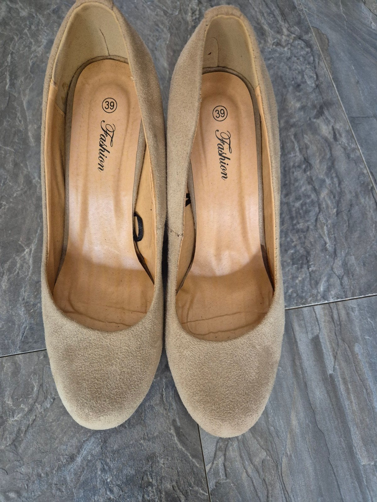 Beige en zwarte  suède pumps maat 39, Pumps, Fashion, Beige, Ophalen of Verzenden