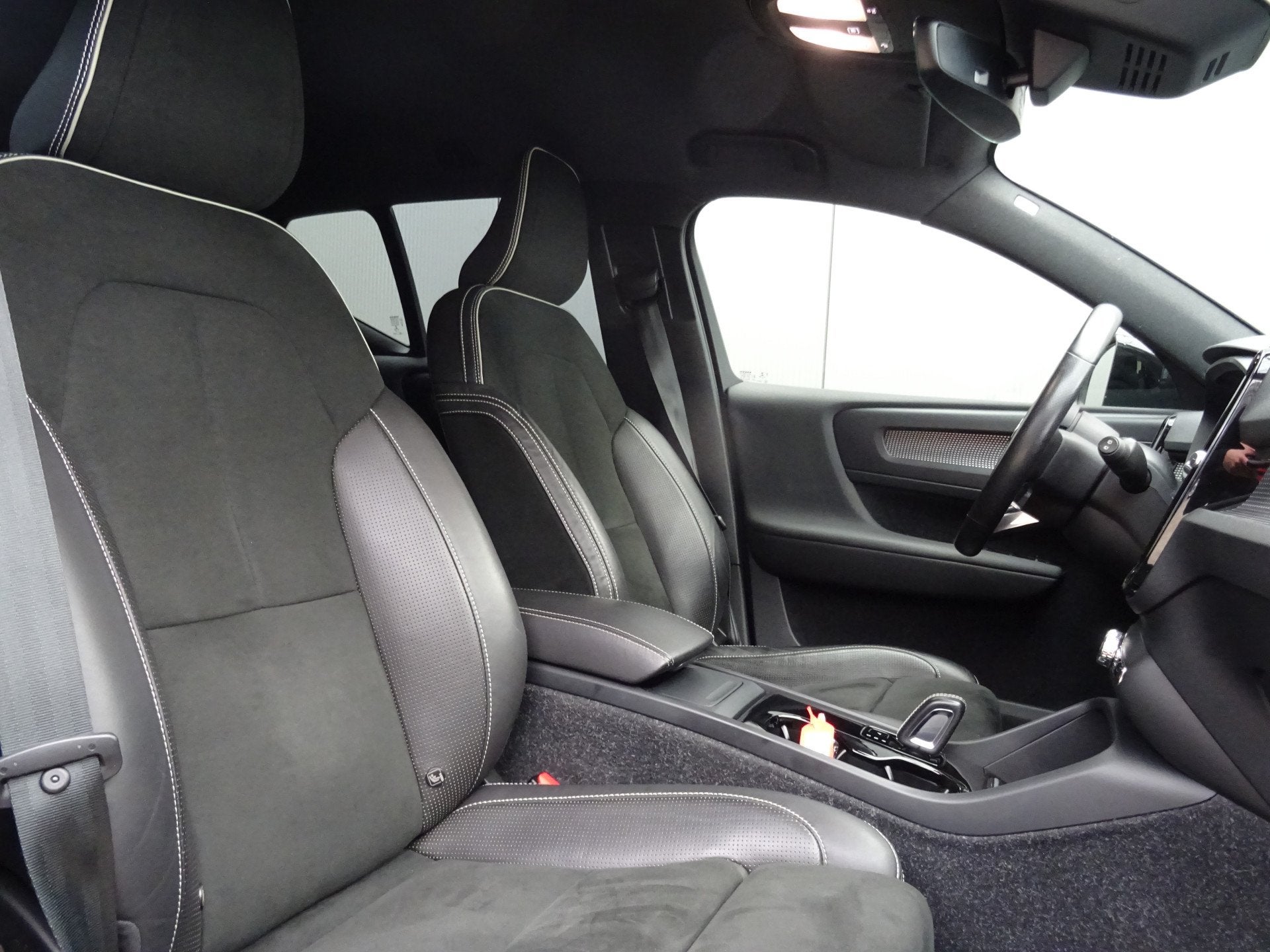 Volvo XC40 Recharge P8 AWD R-Design * H/K * 4 SEIZOENSBANDEN, Gebruikt, Zwart, 24 min, Leder en Stof