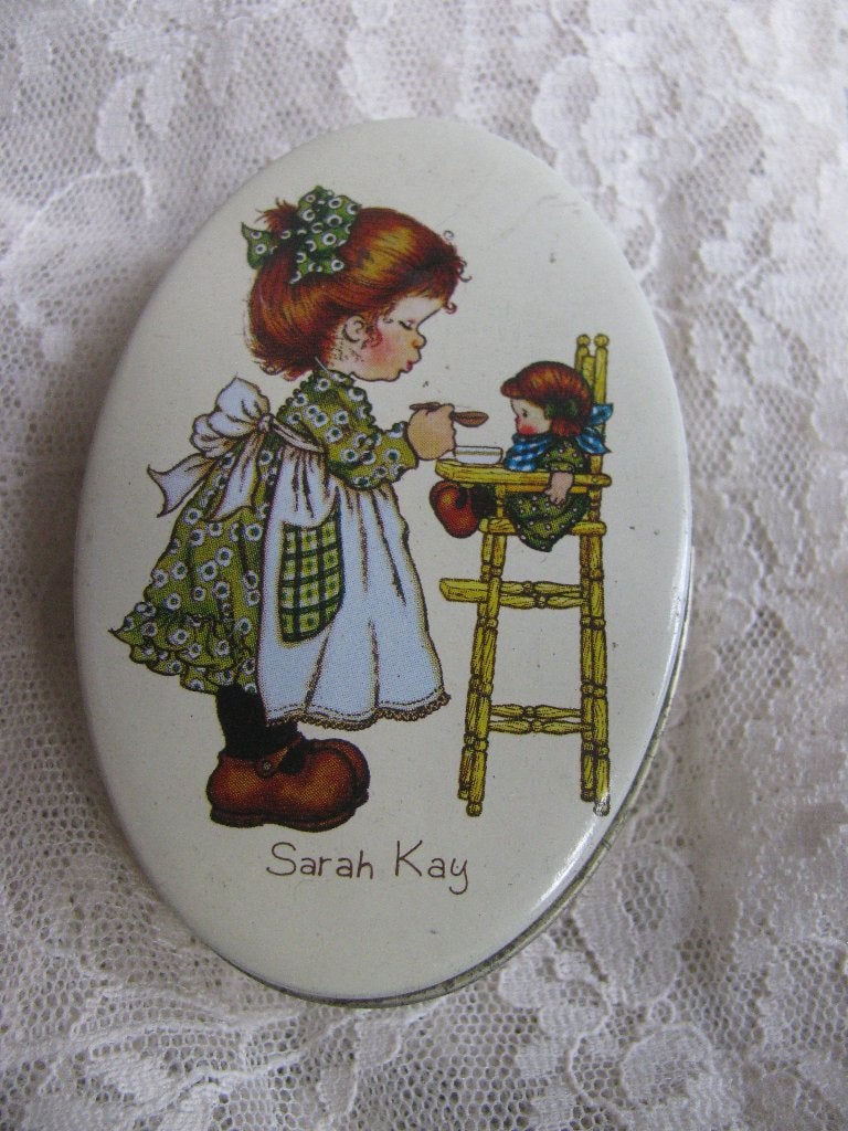 Vintage Blikje - Sarah Kay / Pop in Poppenstoel 6.5 x 4.5 cm, Verzenden
