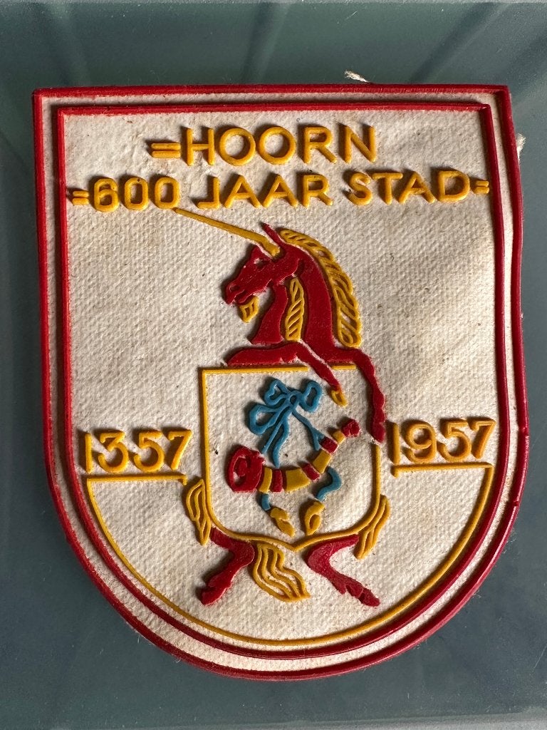 Hoorn badge met relief jubileum 1957 600 jaar jubileum 1357, Ophalen, Nieuw, Overige typen