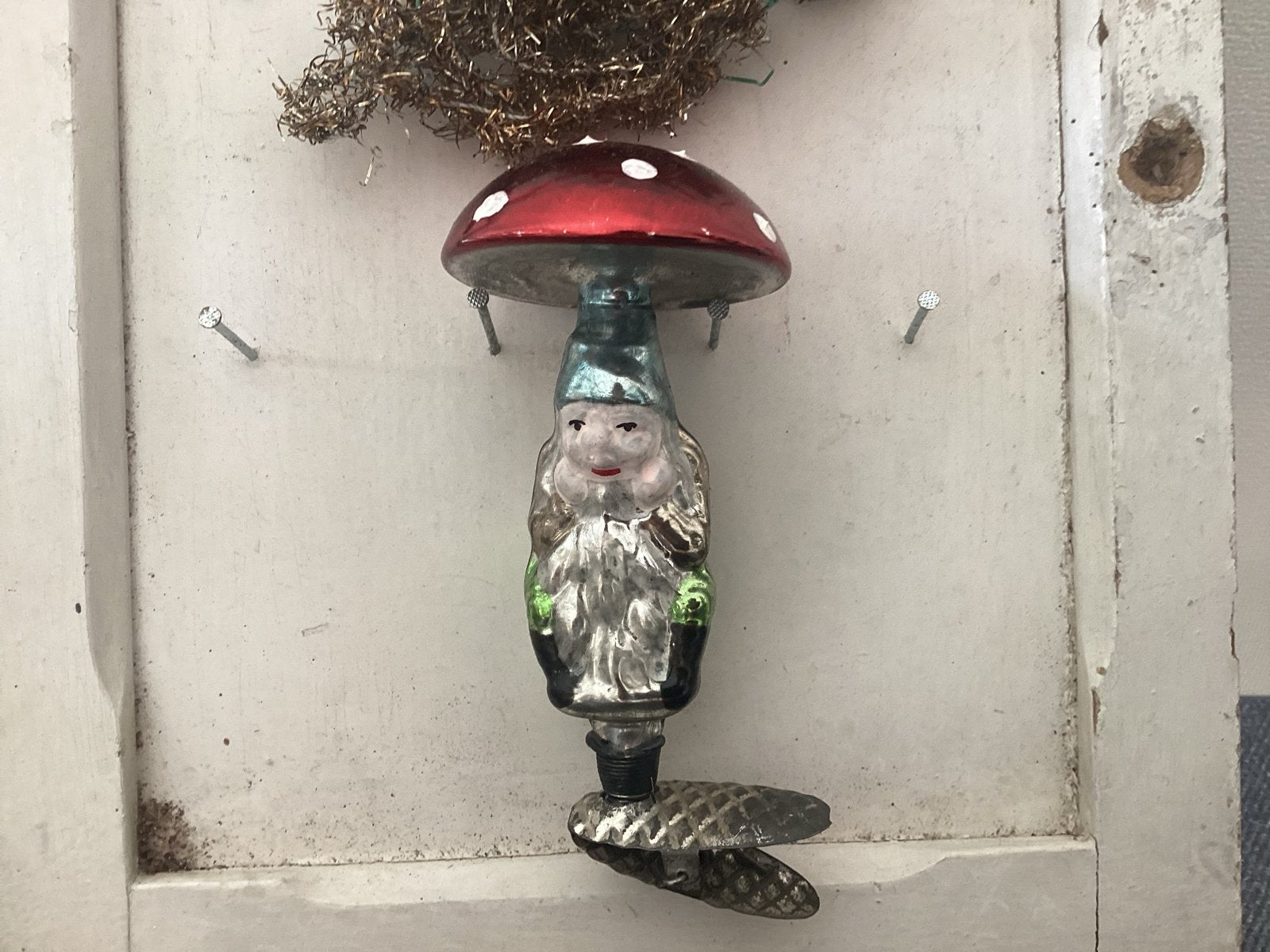 Oud dubbel kerstornament kabouter onder paddenstoel, Ophalen of Verzenden