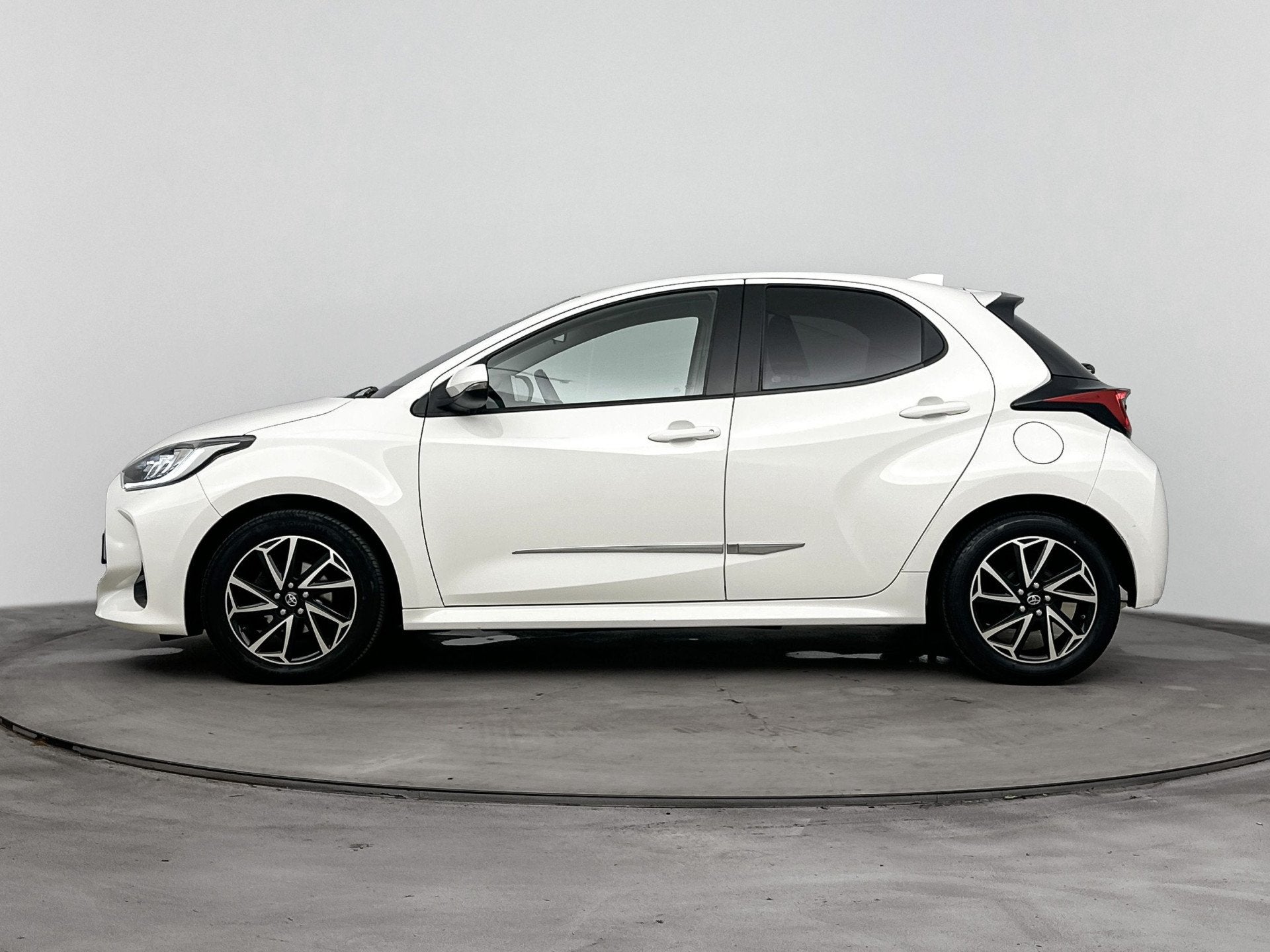 Toyota Yaris 1.5 VVT-i Dynamic | Navi | Lichtmetalen Velgen, Auto's, 12 maanden, Wit, Bedrijf, Handgeschakeld
