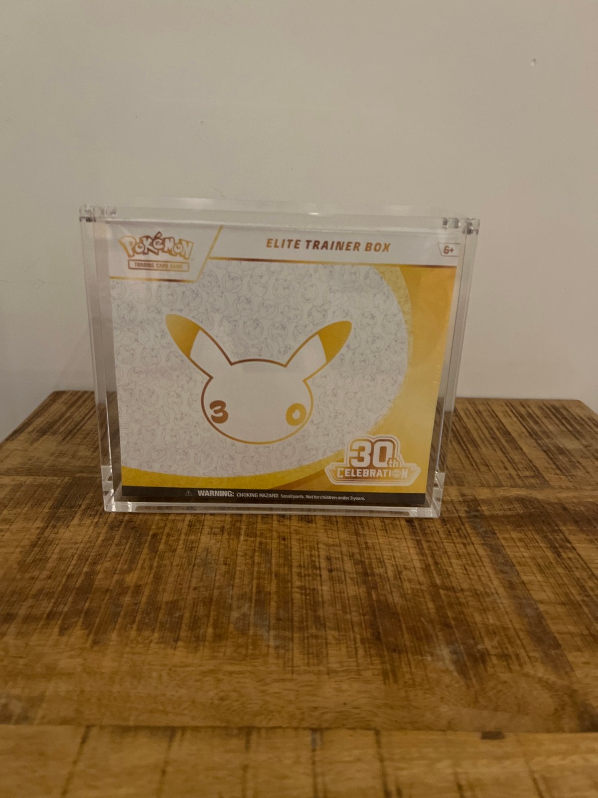 Pokémon Celebrations Elite Trainer Box (ETB) in Acryl Case, Ophalen of Verzenden, Nieuw, Boosterbox, Foil