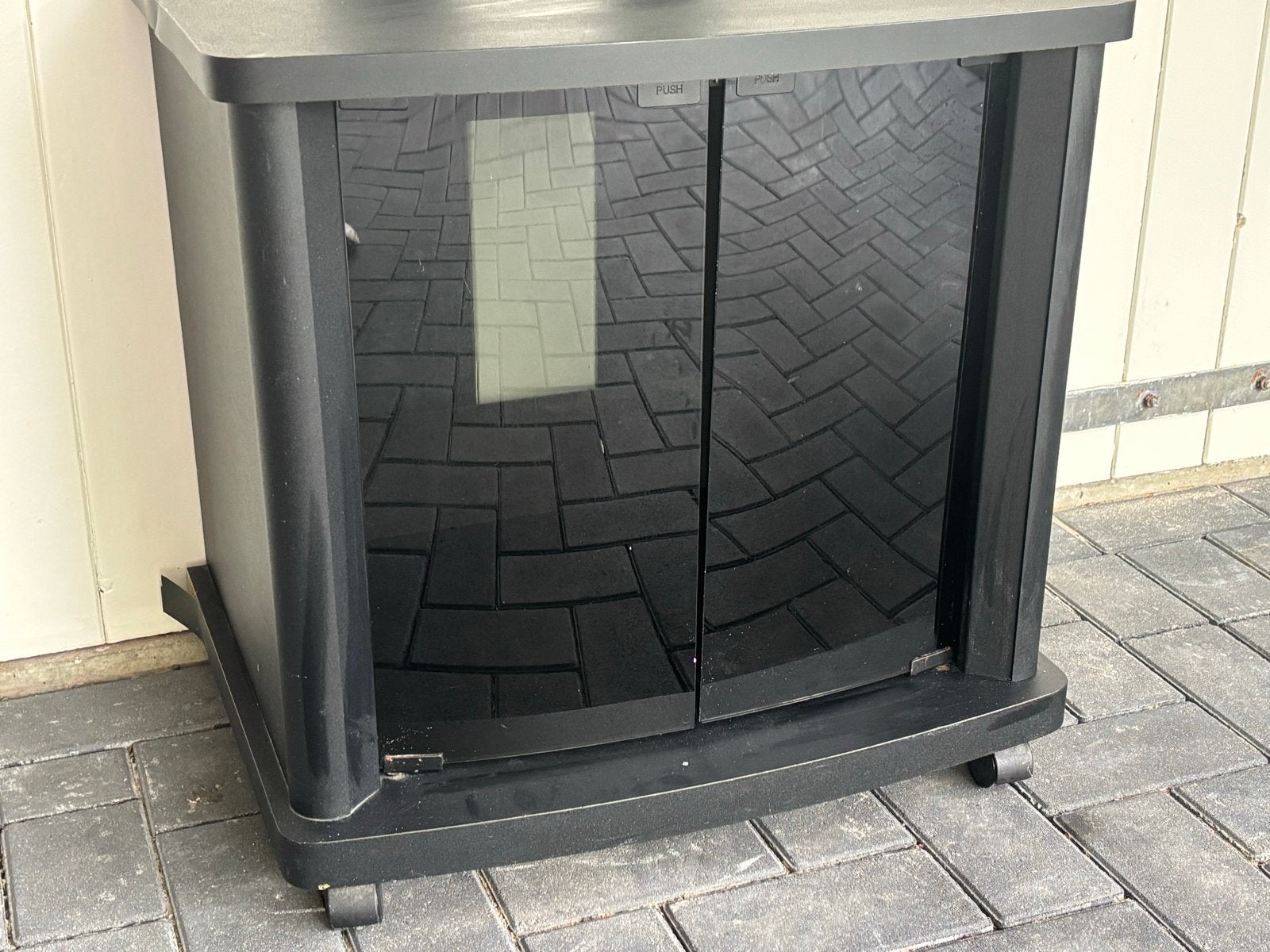 Zwart TV-meubel met glazen deuren op wieltjes, Huis en Inrichting, Kasten | Televisiemeubels, Ophalen, Gebruikt, 50 tot 100 cm