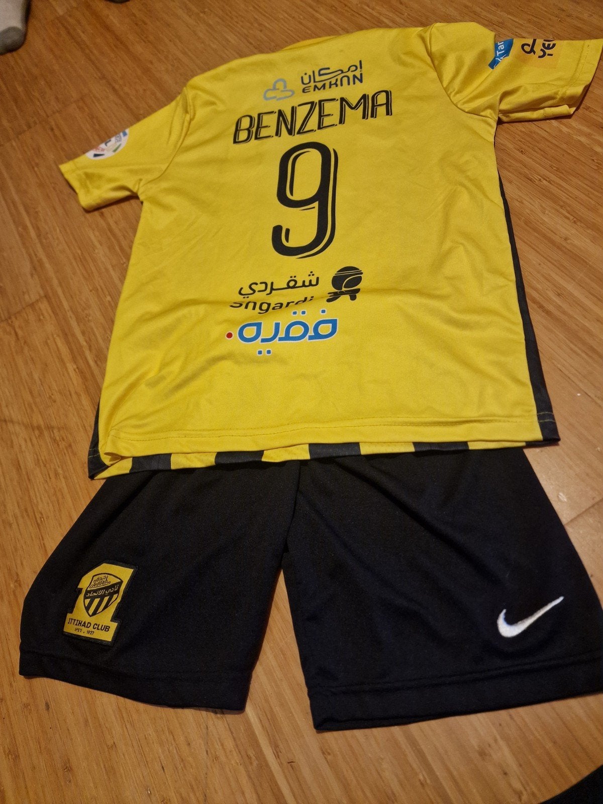 Voetbaltenue Ittihad Club Benzema #9 - Geel/Zwart, Kinderen en Baby's, Ophalen of Verzenden, Zo goed als nieuw