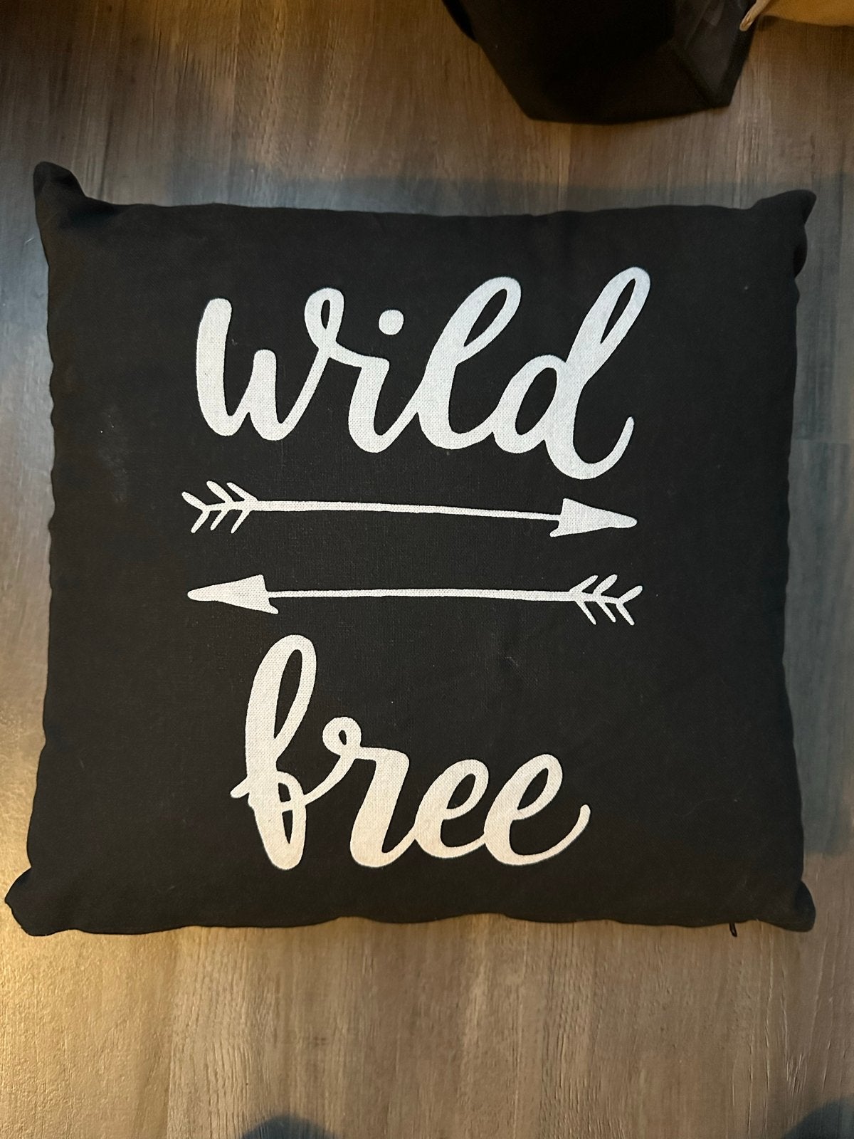 Kussentje tienerkamer zwart ‘wild&free’, Ophalen of Verzenden