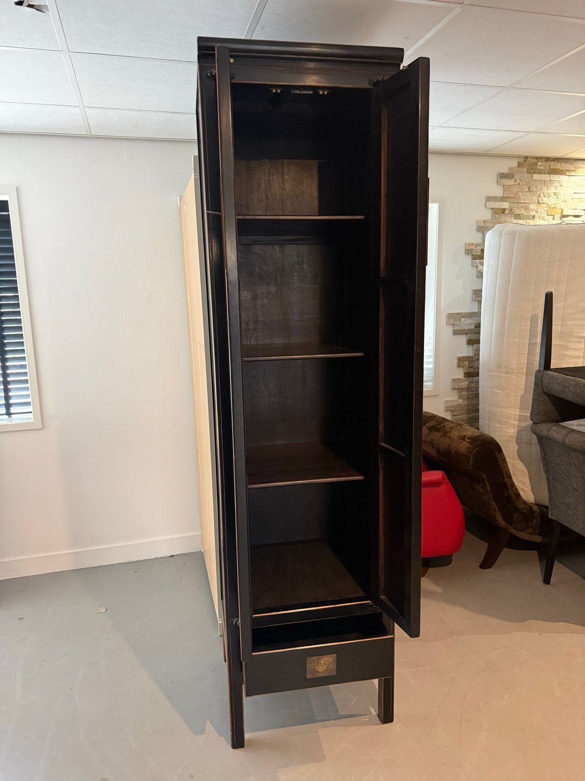 Zwarte Chinese kast met messing beslag, Antiek en Kunst, Ophalen of Verzenden